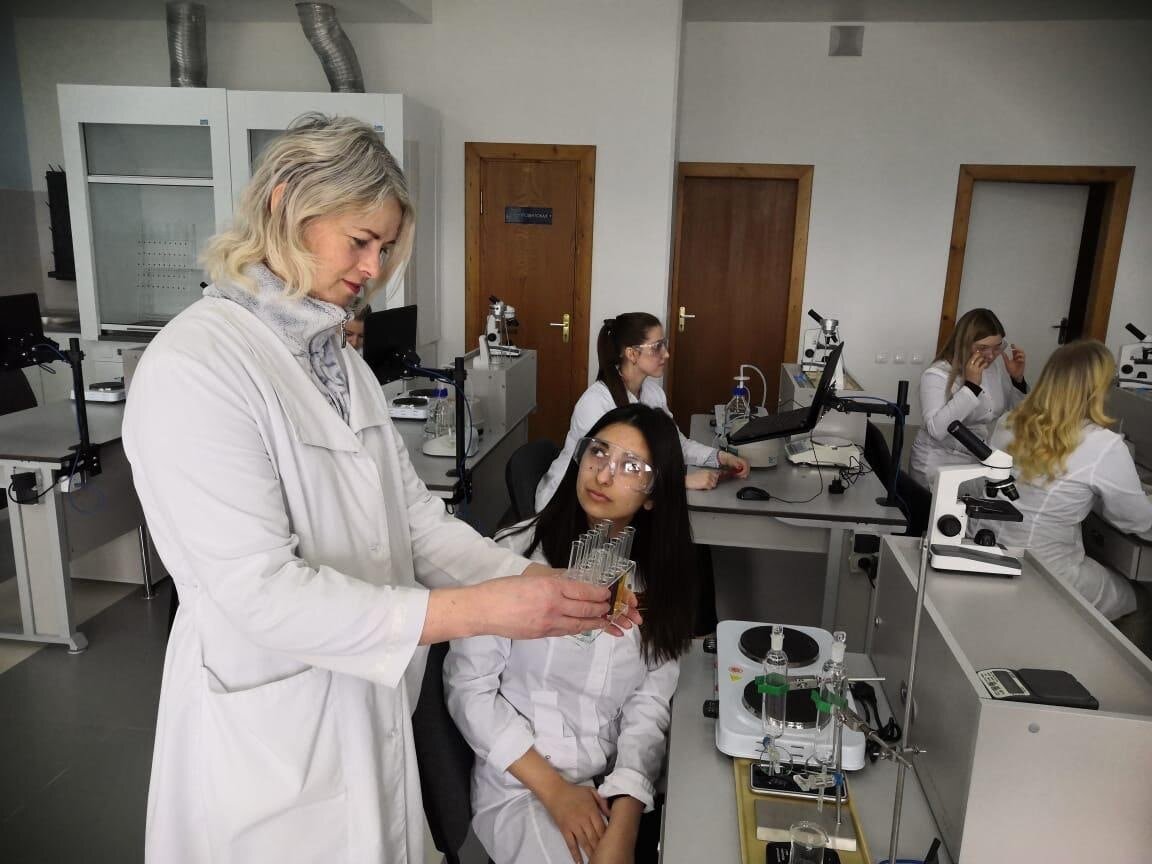 Учебная лаборатория института фармации, химии и биологии НИУ «БелГУ», где студентов вовлекают в исследования, в том числе по разработке фармпрепаратов для персонализированной медицины