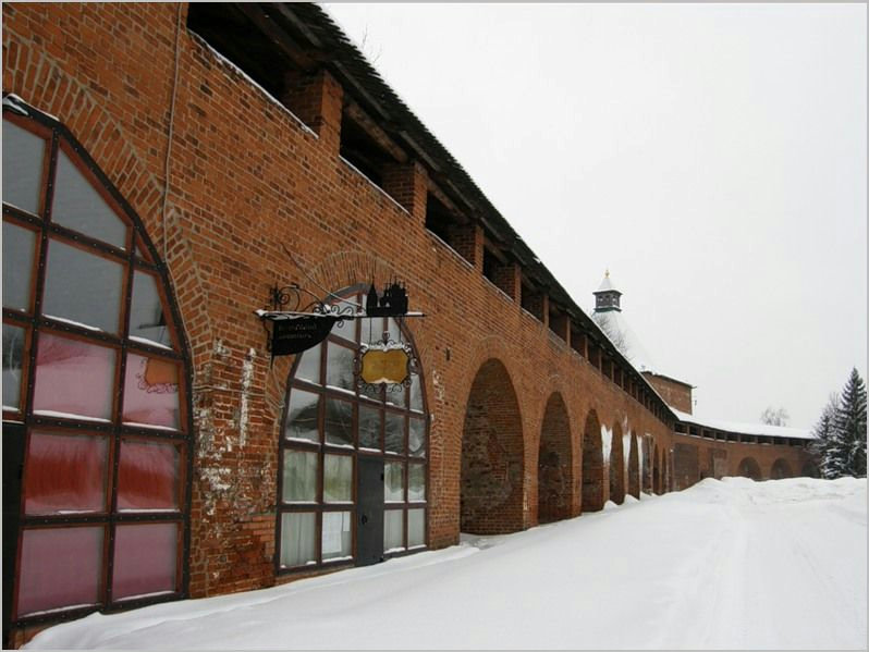  9 октября 2011 г. Удалось выяснить, что там с "воротами невеликими". Плохо дело. Навесили железную дверь, как себе в гараж.-13