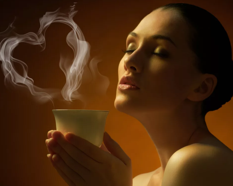 Пробудить запах. Девушка с чашкой. Девушка с чашкой кофе. Аромат кофе. Девушка с чаем.