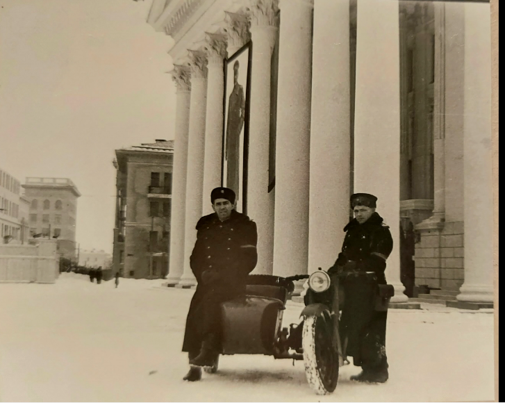 Милиция около Драмтеатра. Сталинград. 1953 г.