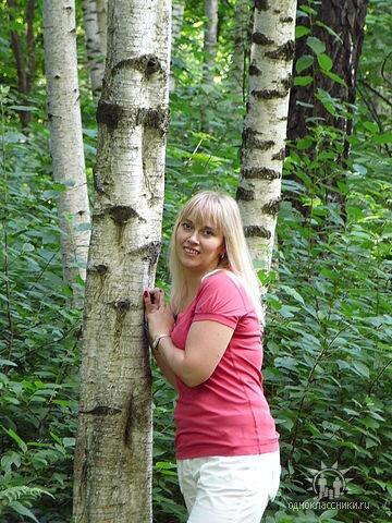 Асцендент в Деве, Солнце в Тельце. Обратите внимание на "земной" фон на фото - лес, берёзы. В детстве носила длинную русую косу