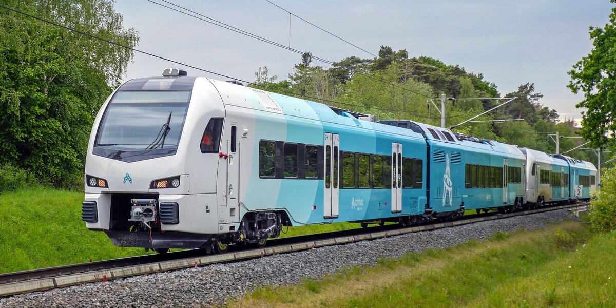 Можно отметить чуть большую ширину корпуса силового модуля, из-за меньшего выноса в кривых. Потому, что он короче, следовательно и расстояние между тележками меньше, а значит и вынос в кривых тоже меньше.