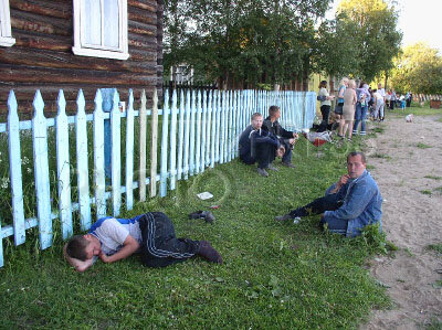 Очередь за забором в полицию фото приколы