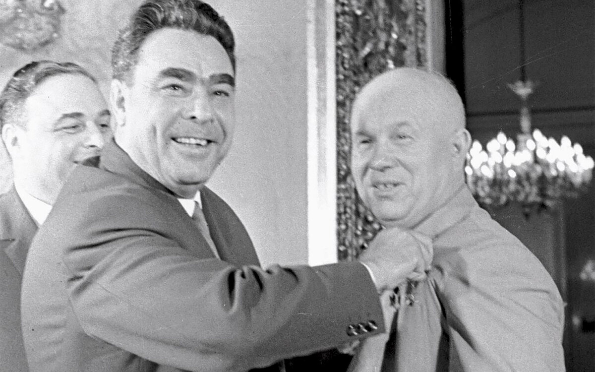 Брежнев и Хрущёв. Источник: Pinterest