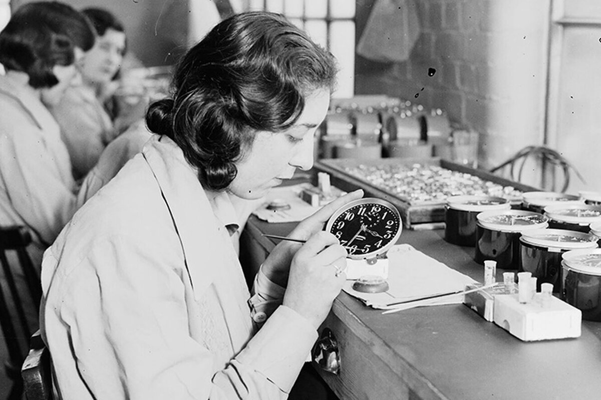 Одна из работниц фабрики