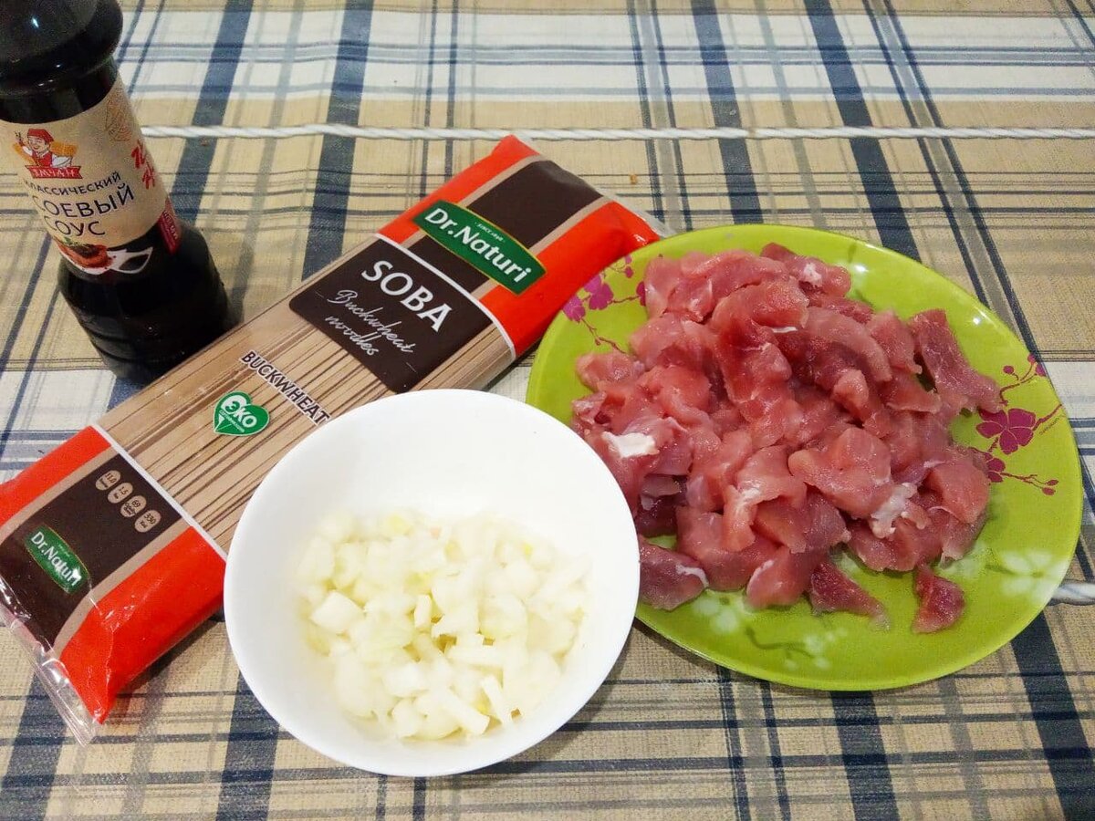 Ингредиенты для приготовления спагетти с мясом и луком