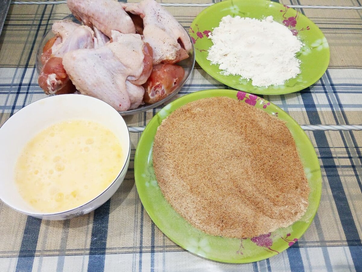 Ингредиенты для приготовления крылышек в кляре и сухарях
