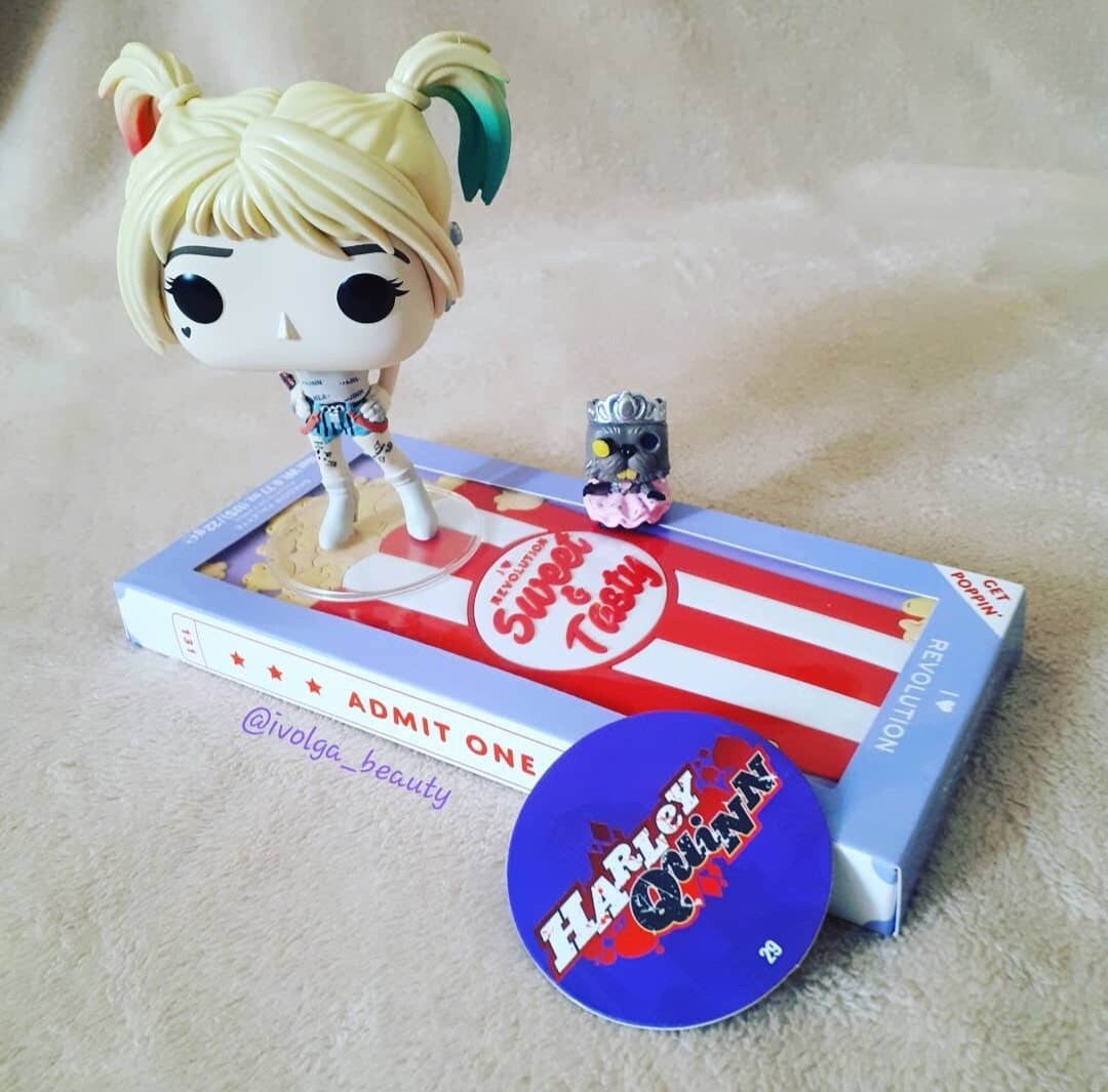 Палетку Popcorn нам представит Харли Квинн.