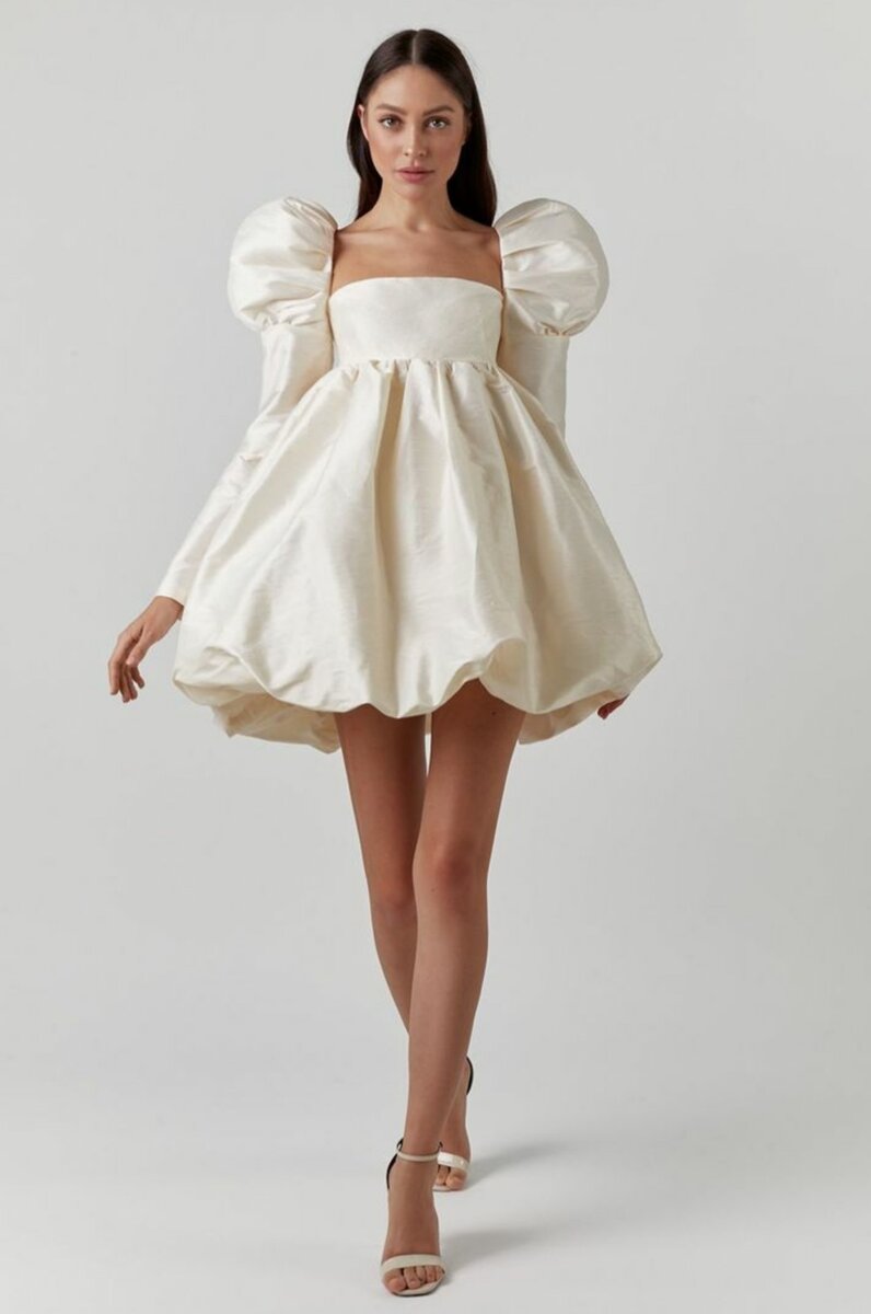 Платье с пышными рукавами 