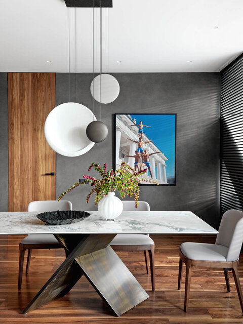 Художественный акцент в столовой — фоторабота из серии «Физкультура» Валерия Кацубы.