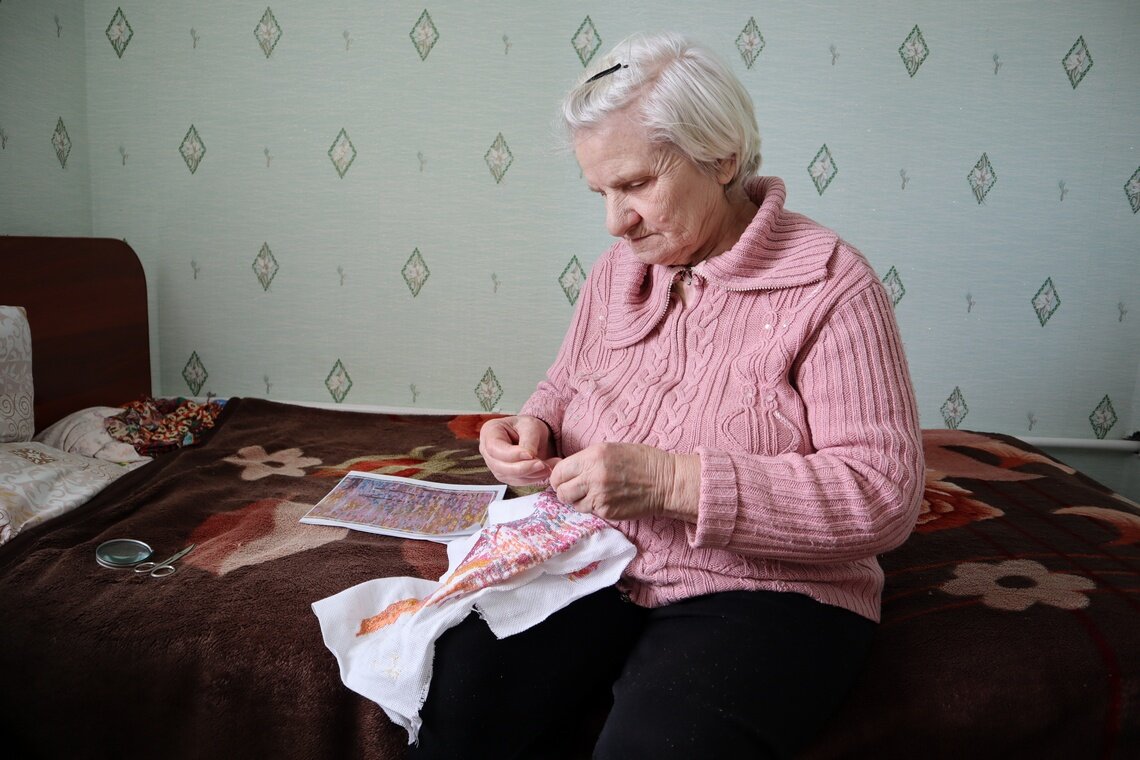 Вышивка Валентины Ивановны Олейник — настоящее искусство. Ее картины (им, кажется, только рамок и не хватает для этого), к сожалению, никто кроме членов семьи, не видит. Впервые они были выставлены на всеобщее обозрение, когда библиотекарь Наталья Крутских взялась снять ролик о местных рукодельницах.