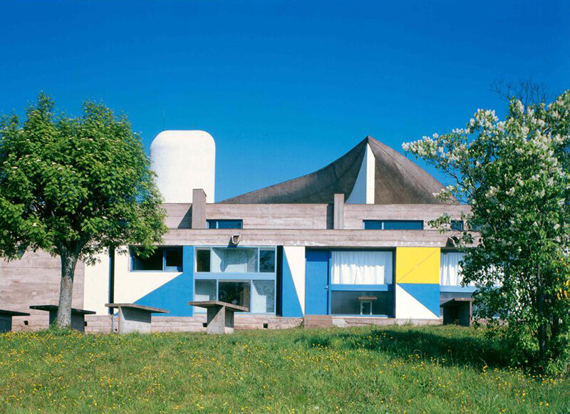 Фасад капеллы Роншан. источник: corbusier.totalarch.com