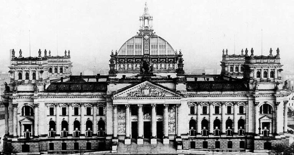 Рейхстаг на фото примерно 1900 года