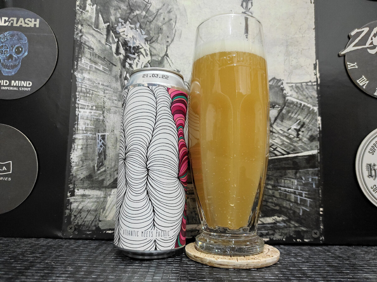 Atlantic Meets Pacific в бокале Pilsner Urquell