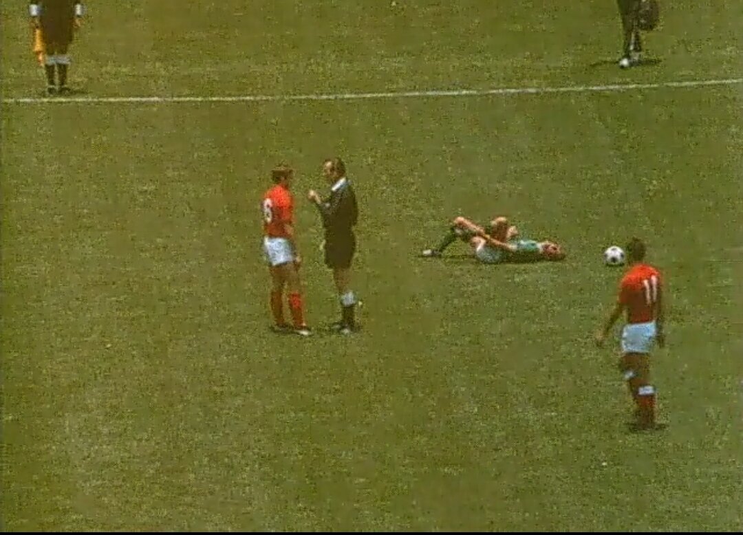 Первая жёлтая карточка