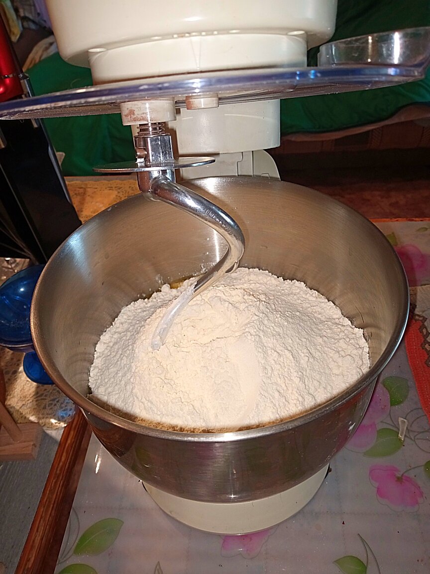 Все ингредиенты в чаше кухонного процессора с насадкой для замешивания теста