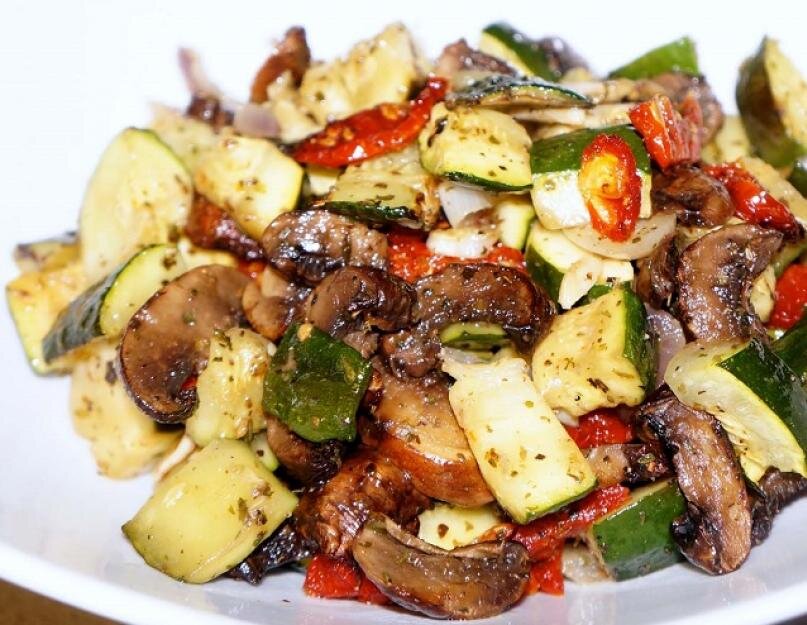 кабачки с шампиньонами в духовке. шампиньоны цукини. цукини с шампиньонами. кабачки с шампиньонами на сковороде. блюда из оыощейи грибоч.