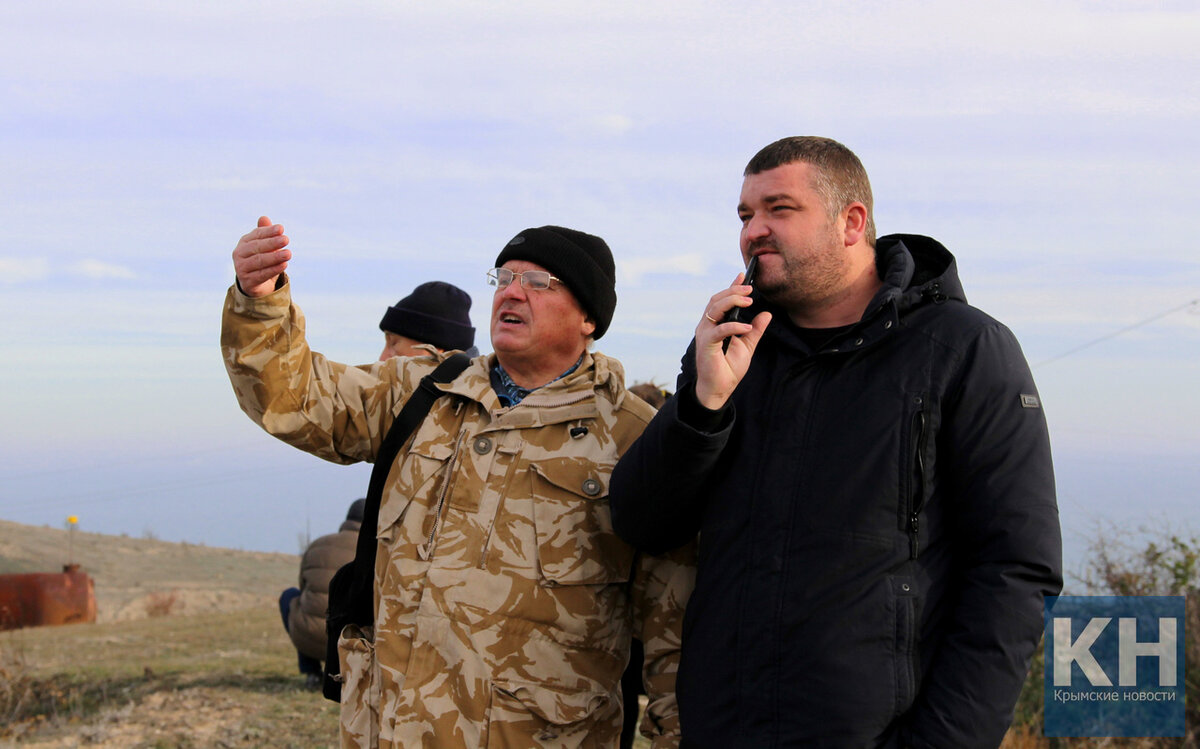 Археолог А.Гаврилов и общественник А. Талипов на курганном некрополе Феодосии