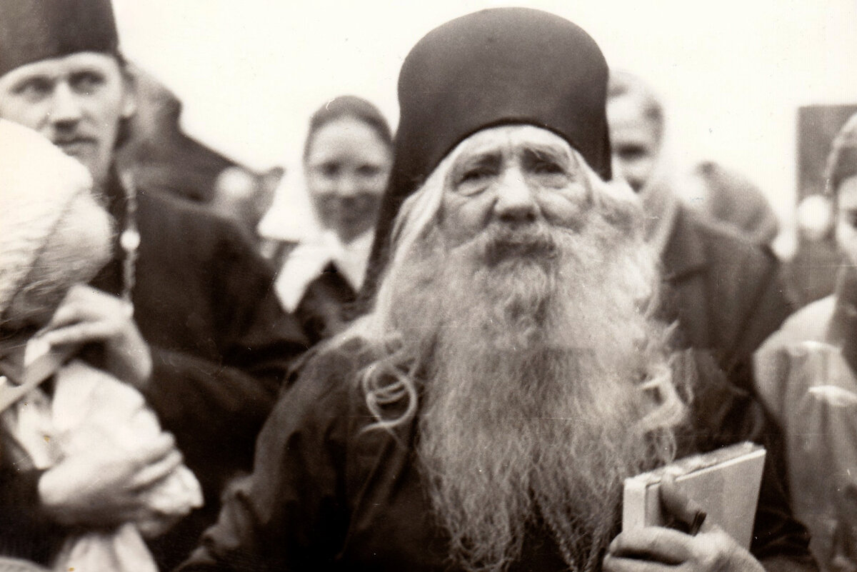 Все знавшие отца Павла (Груздева) говорят о нем, как об избранном Божием сосуде благодати. https://valaam.ru/publishing/222287/
