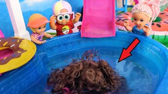 Чьи это волосы в нашем бассейне? Катя и Макс веселая семейка смешные видео с куклами Даринелка