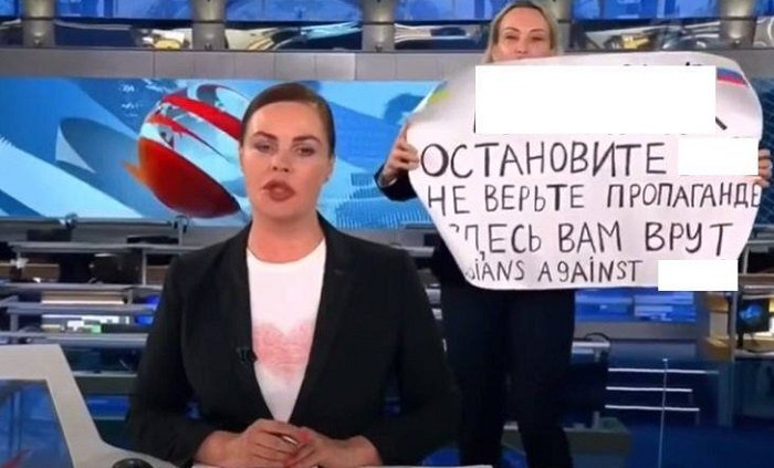 Акция Марины Овсянниковой. Кадр "Первого канала"