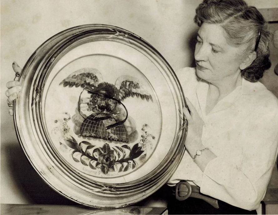 Бывший директор Исторической ассоциации Онондага Кэролин Райт держит Волосатого орла на этой фотографии 1959 года. Предоставлено Исторической ассоциацией Онондага.