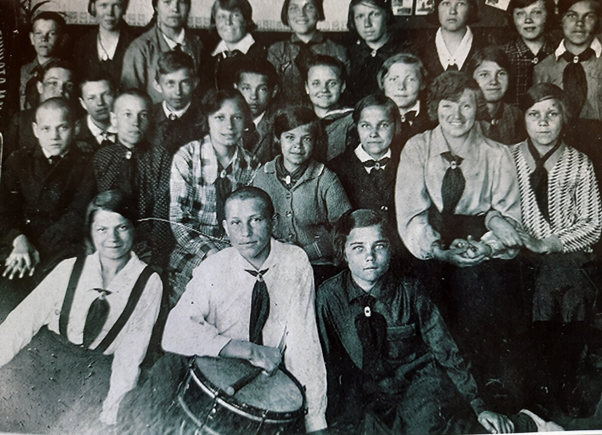 Бабушка в первом ряду вторая справа