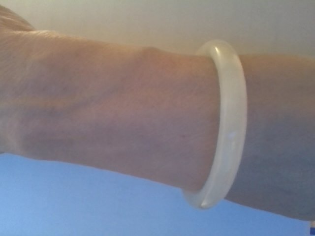  ЭЭто браслет из светло-серого нефрита. Из похожего нефрита делаются массажные головки в массажерах.  При нагревании он выделяет ИК-лучи, обладающие целебными свойствами.