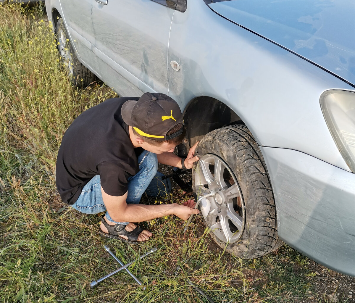 Колесо лопнула прямо посреди степи в Караларском заповеднике