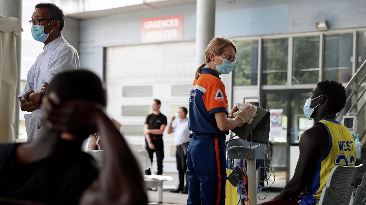 Сотрудница службы скорой помощи проверяет показатели пациента в больнице Pellegrin Hospital. © AFP 2022 / Romain Perrocheau