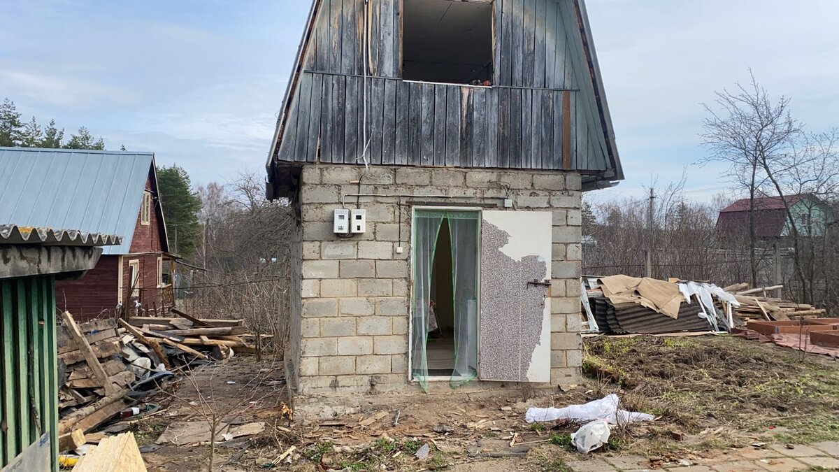 Было... Уже сломали старую терраску... И сарай справа.