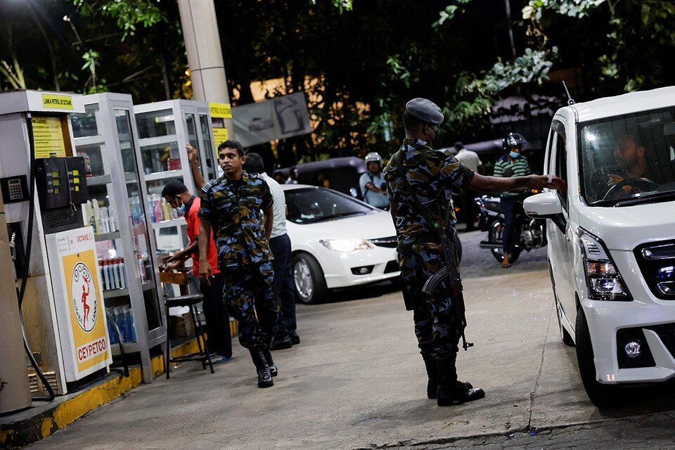     На этой неделе дело дошло до того, что во всей стране перестали продавать бензин всем, кроме экстренных служб  REUTERS