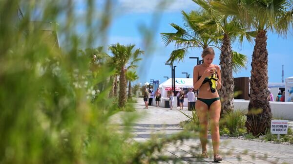    Отдыхающая на пляже "Ривьера" в Центральном районе города Сочи© РИА Новости / Нина Зотина