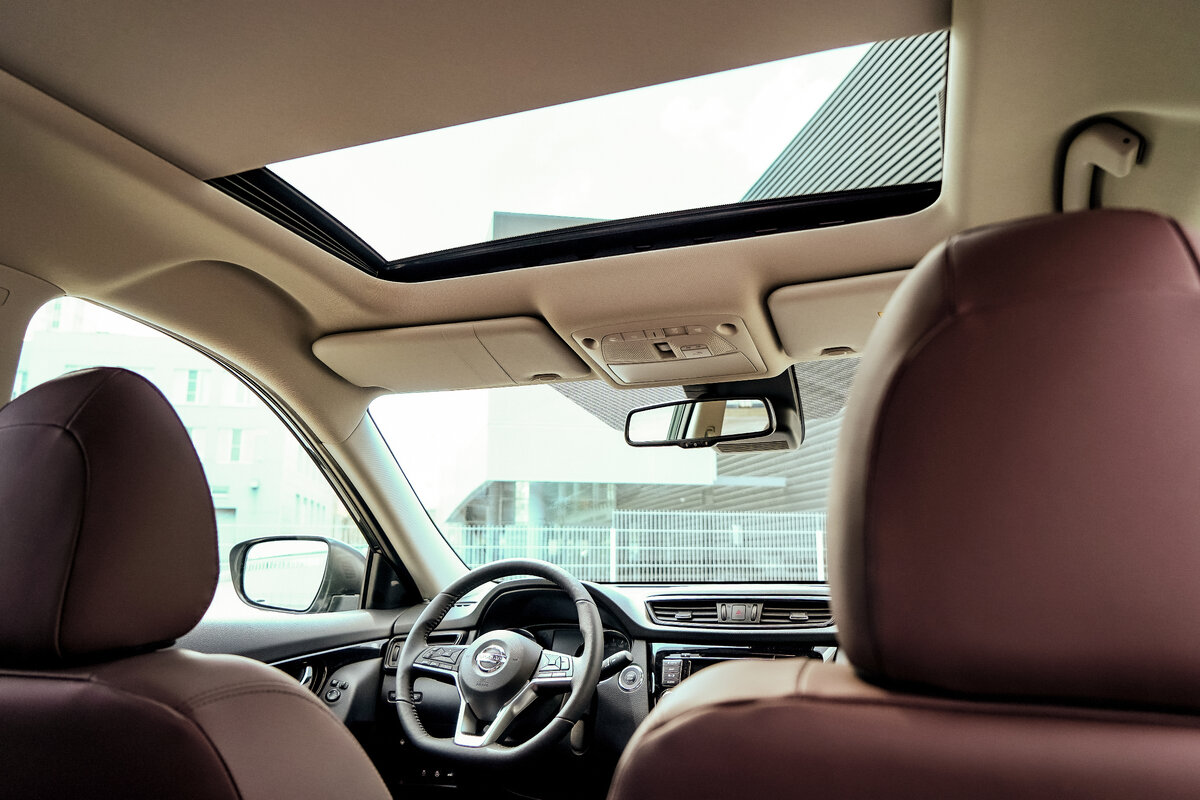 Панорамная крыша с люком в Nissan X-TRAIL 
•Комплектация: LE TOP COFFEE. Тип привода: полный. Объем двигателя: 2,5 L