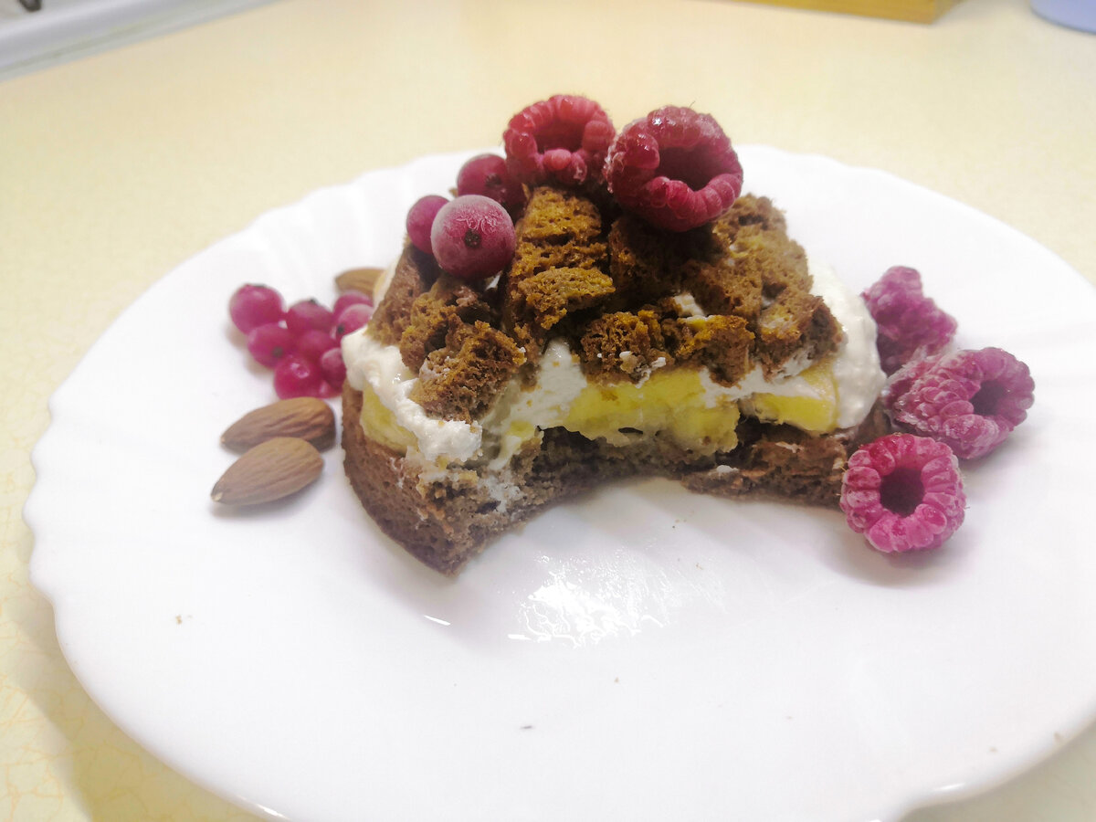 Банановый кекс в кружке. Пудинг с бананом и печеньем. Брауни в стакане в микроволновке. Пп кекс в микроволновке с бананом. Кекс в кружке в микроволновке из банана.