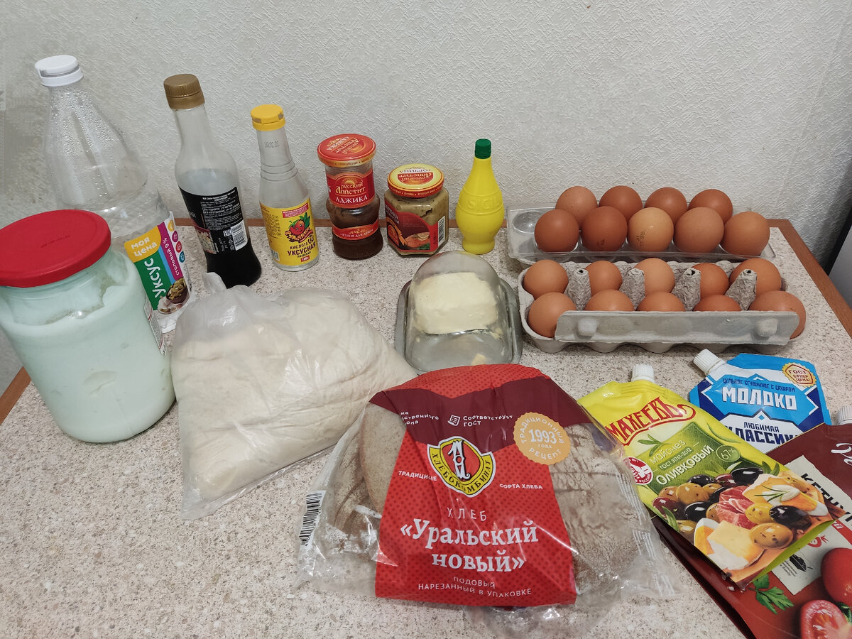 19 яиц, сметана, хлеб, остатки соусов, теста и масла. 