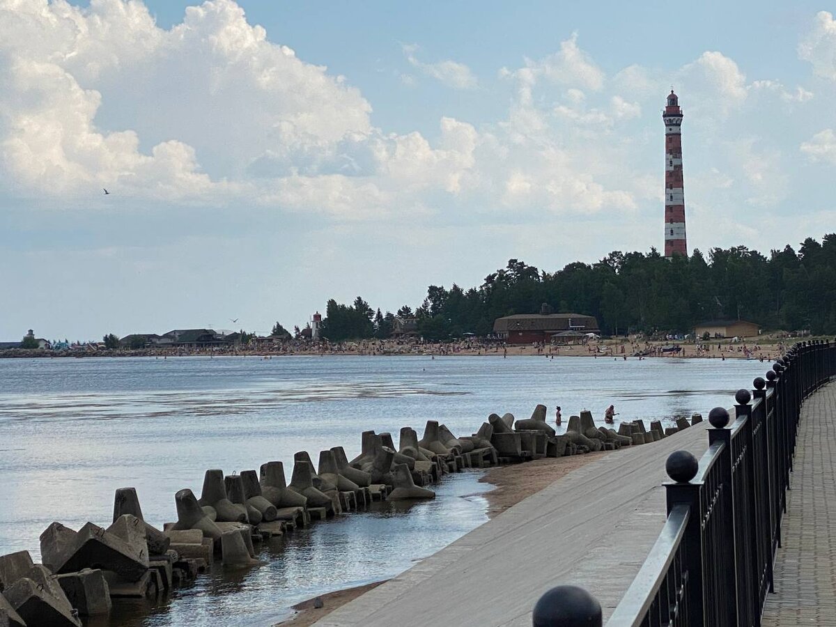Мы старались держаться подальше... мало ли зашибут за шезлонг...