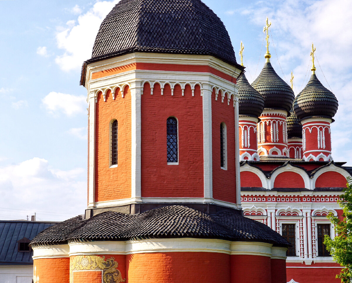 Петровка считается одной из самых важных исторических улиц Москвы. Сложно перечислить все примечательные здания, расположенные на ней.