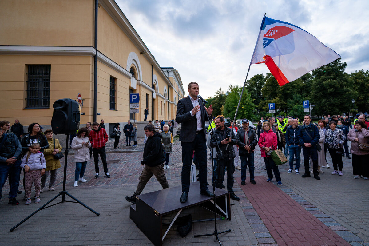 Митинг РСЛ против полного перевода образования на латышский язык у здания Сейма Латвии в Риге, 7 сентября 2022 // Sputnik