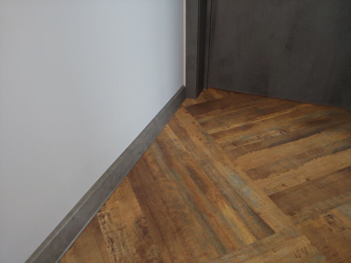 Серый плинтус в цвет наличников двери