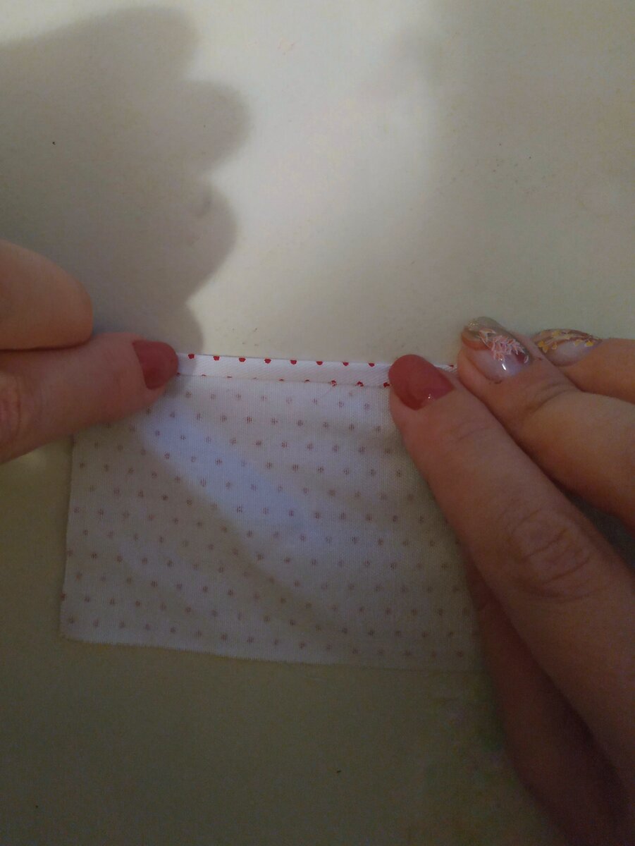 Я проглаживаю от левого края ткани, т. к. я буду подшивать кружево, держа его над сгибом ткани (мне обычно так удобнее шить), если вам удобнее щить, держа кружево под сгибом ткани, тогда прогладить надо от правого края ткани. Фото из архива автора.