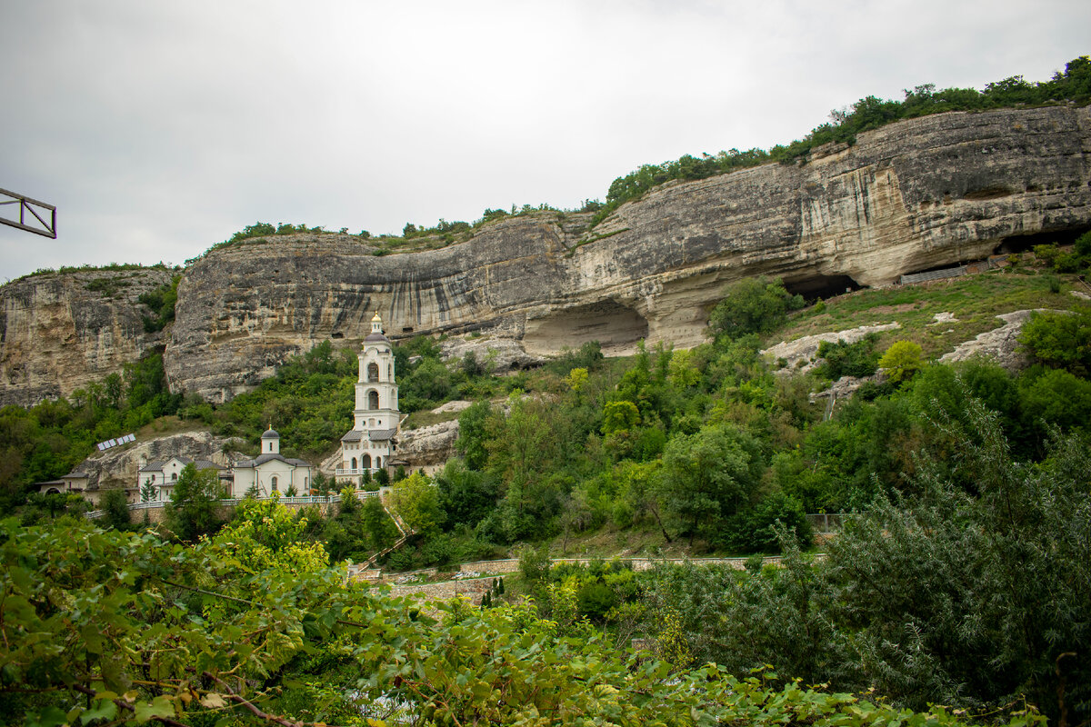 Территория Свято-Успенского монастыря. Фотография автора статьи.
