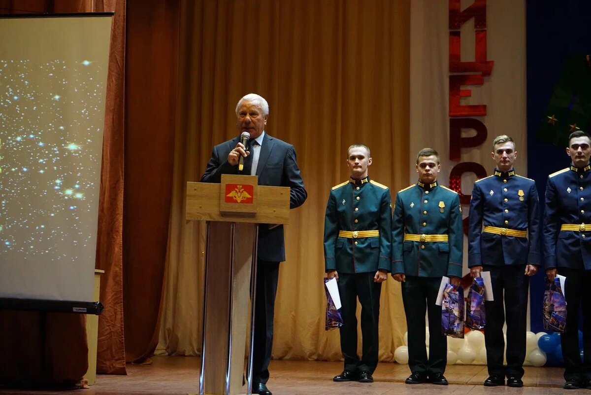 Выпускники военных вузов с почётными гостями вечера