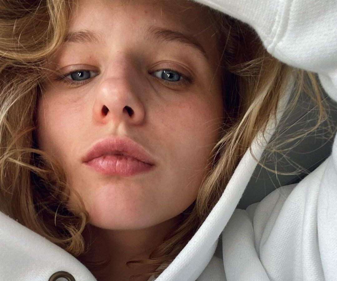     «Мне сегодня 28 лет. Любовь сильнее всего»: Саша Бортич показала себя без макияжа