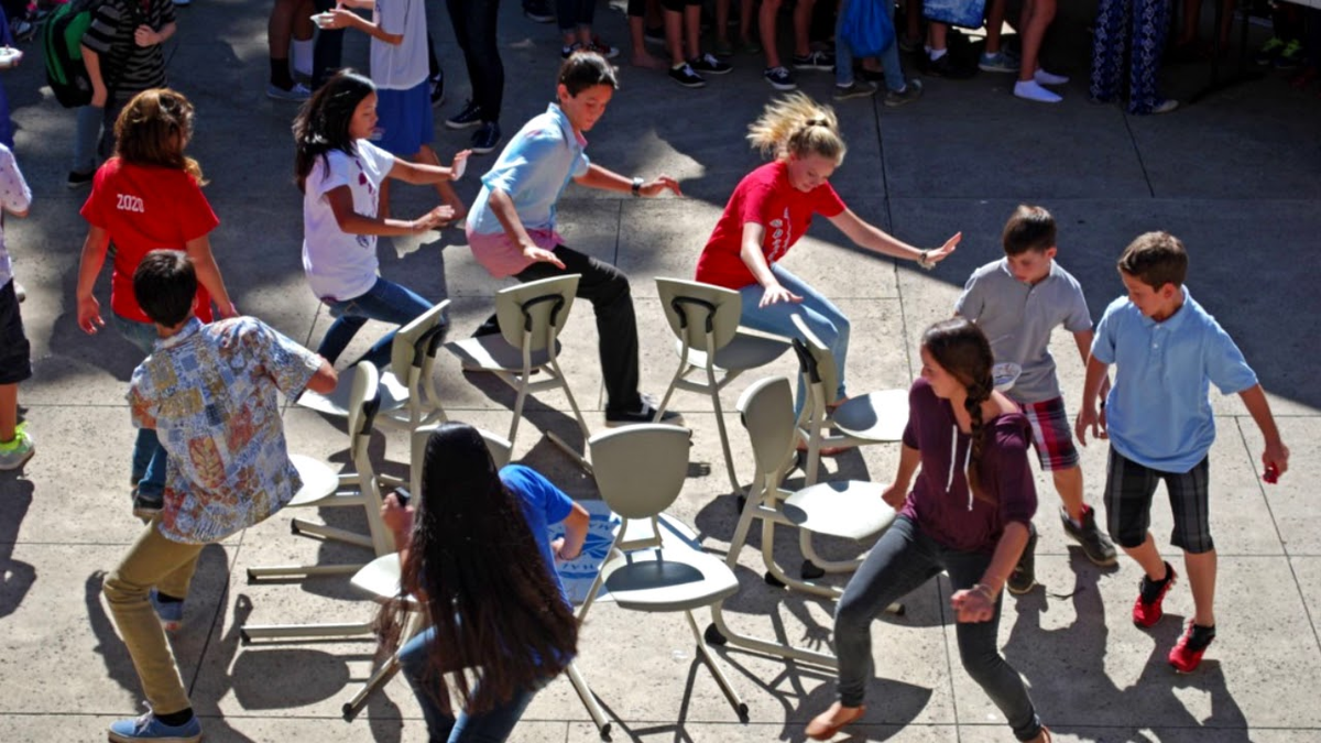 Свободные игры в группе. Дети бегают вокруг стульев. Конкурс со стульями. Игра стулья. Игра стулья для детей.