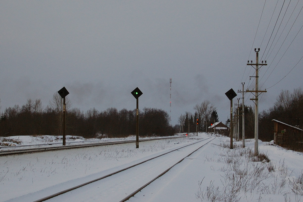 Светофоры прикрытия и заградительные. Железнодорожный светофор. Заградительный светофор на жд переезде. Заградительная сигнализация заградительные светофоры. Светофор прикрытия на железной дороге.