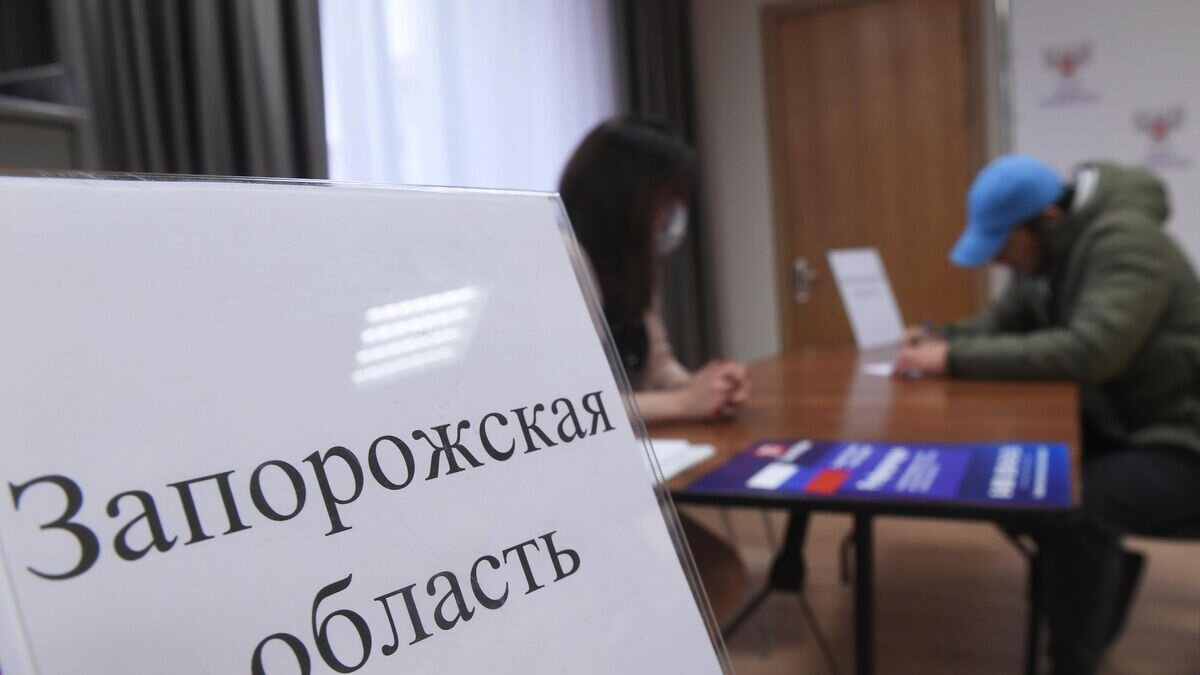    Мужчина голосует на референдуме на избирательном участке в посольстве ДНР в Москве© РИА Новости / Кирилл Каллиников