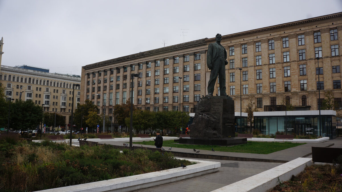 В здании, которое вы видите за памятником (Триумфальная площадь, 1, стр. 1), живет Москомархитектура. Именно там дают разрешения на надстройки, пристройки и реконструкции