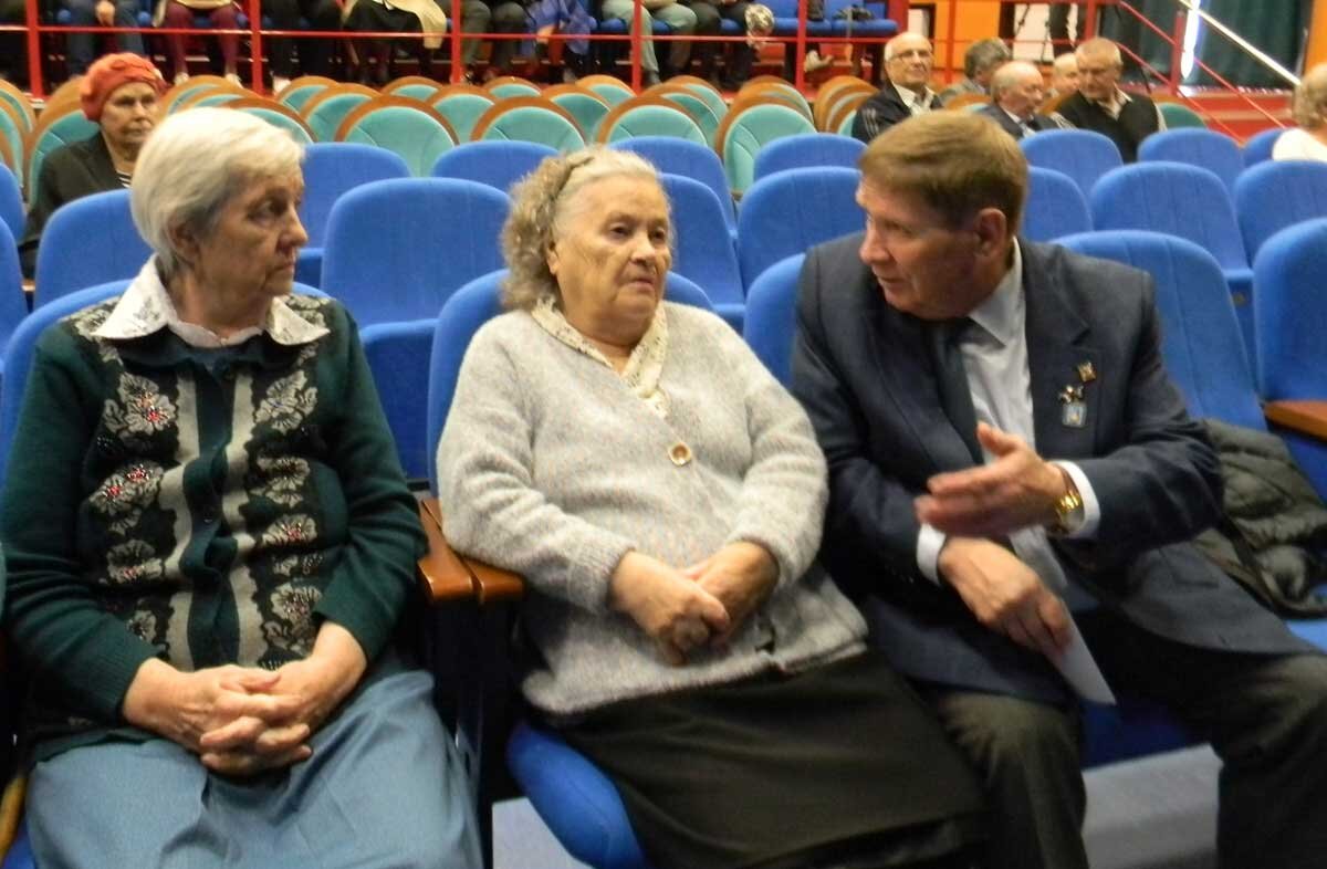 Экс-директор машзавода, Почётный гражданин Кунгура Николай Попов беседует с ветеранами