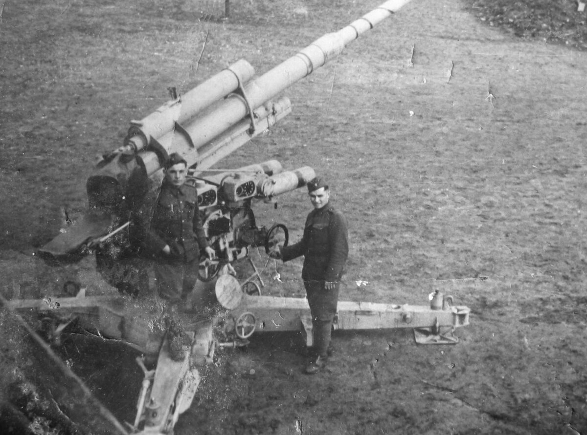 Словацкие повстанцы и захваченная немецкая 88-мм зенитная пушка FlaK 37, 1944 г. // waralbum.ru